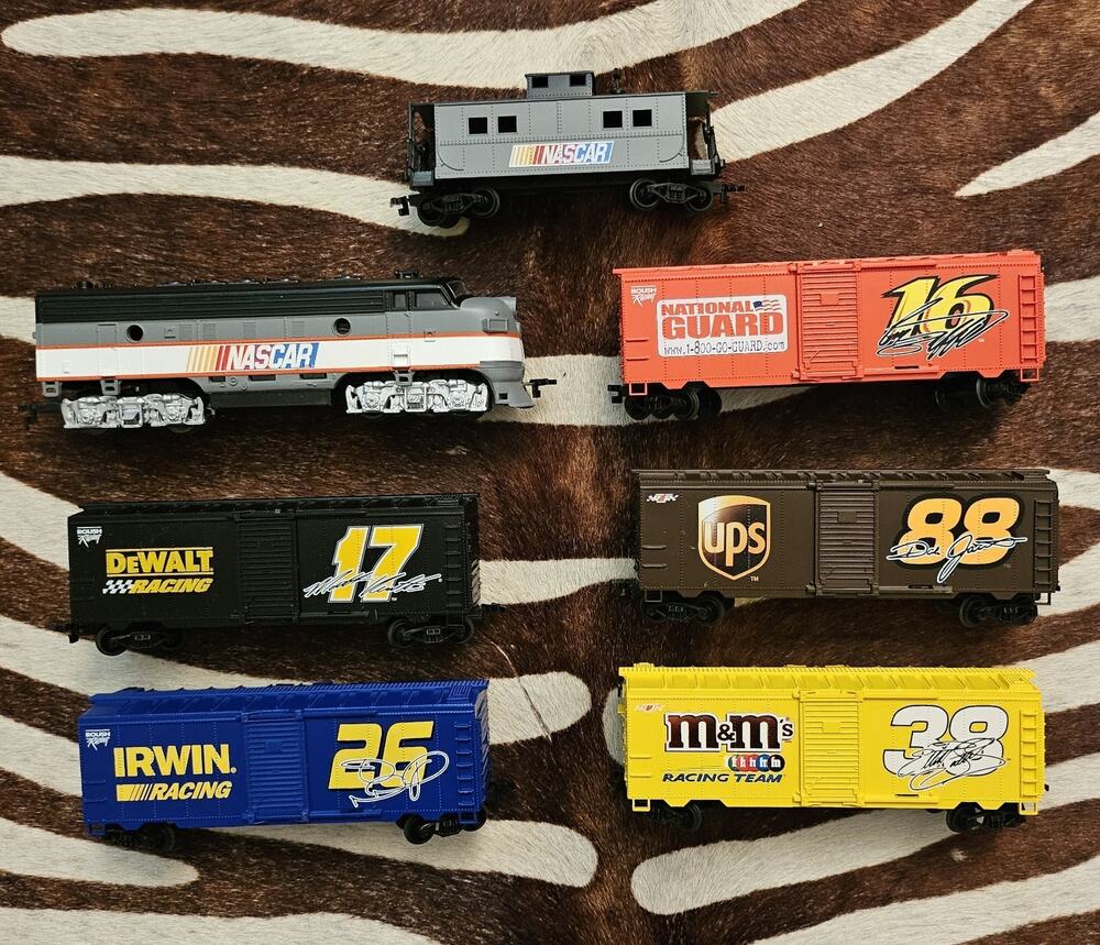 Vintage Life-Like Trains NASCAR HO Scale Train set with F7 Diesel Locomotive